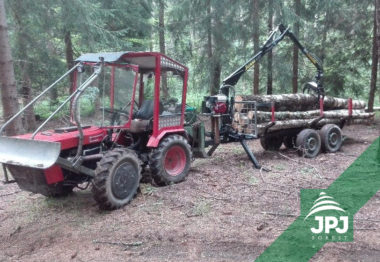 Malá hydraulická ruka Vahva Jussi 320 na vyvážecím vleku domácej výroby